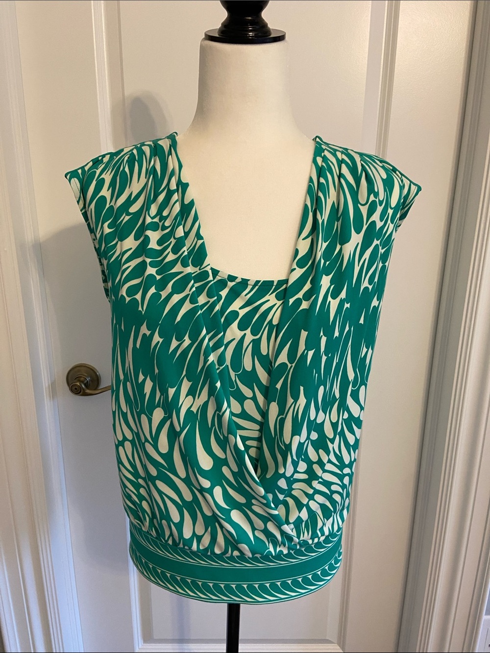 BCBGMaxAzria Emerald Green  and White Draped Print Blouse. Size small.